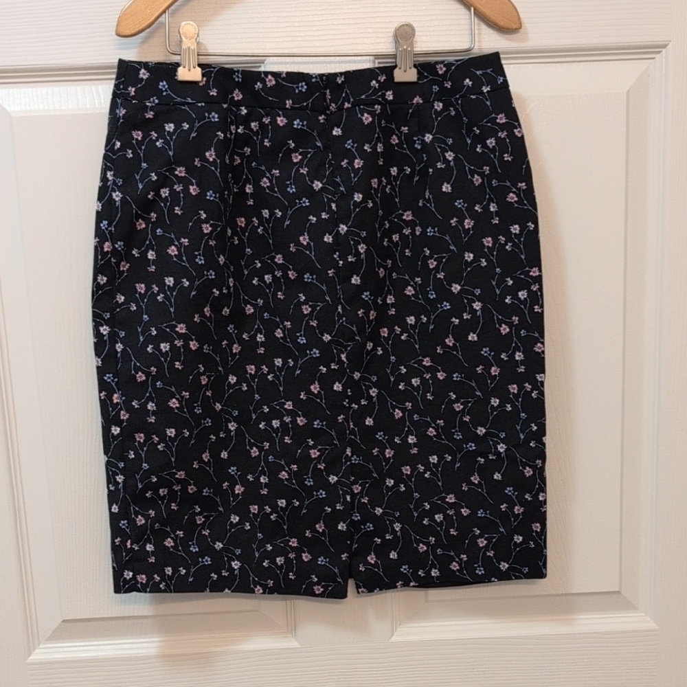 Floral Black Skirt Liz Claiborne Size 6 Pencil Skirt - Picture 3 of 4